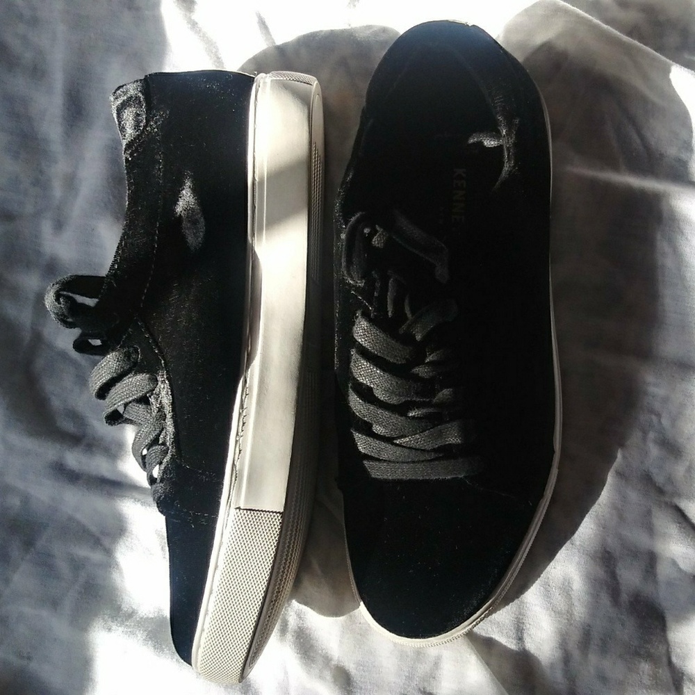 Unworn Abeo / Kenneth Cole velvet sneakers